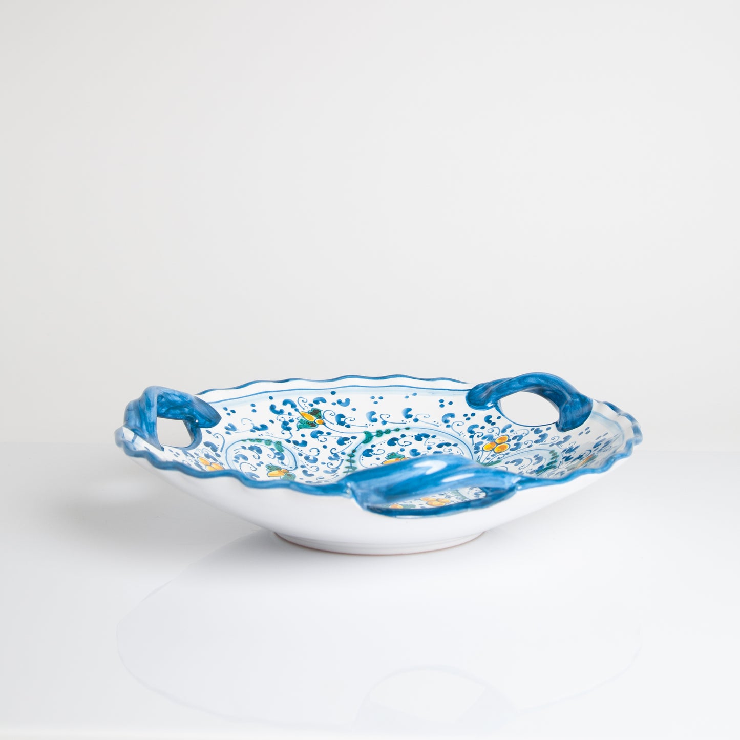 Sicily scalloped bowl with handle