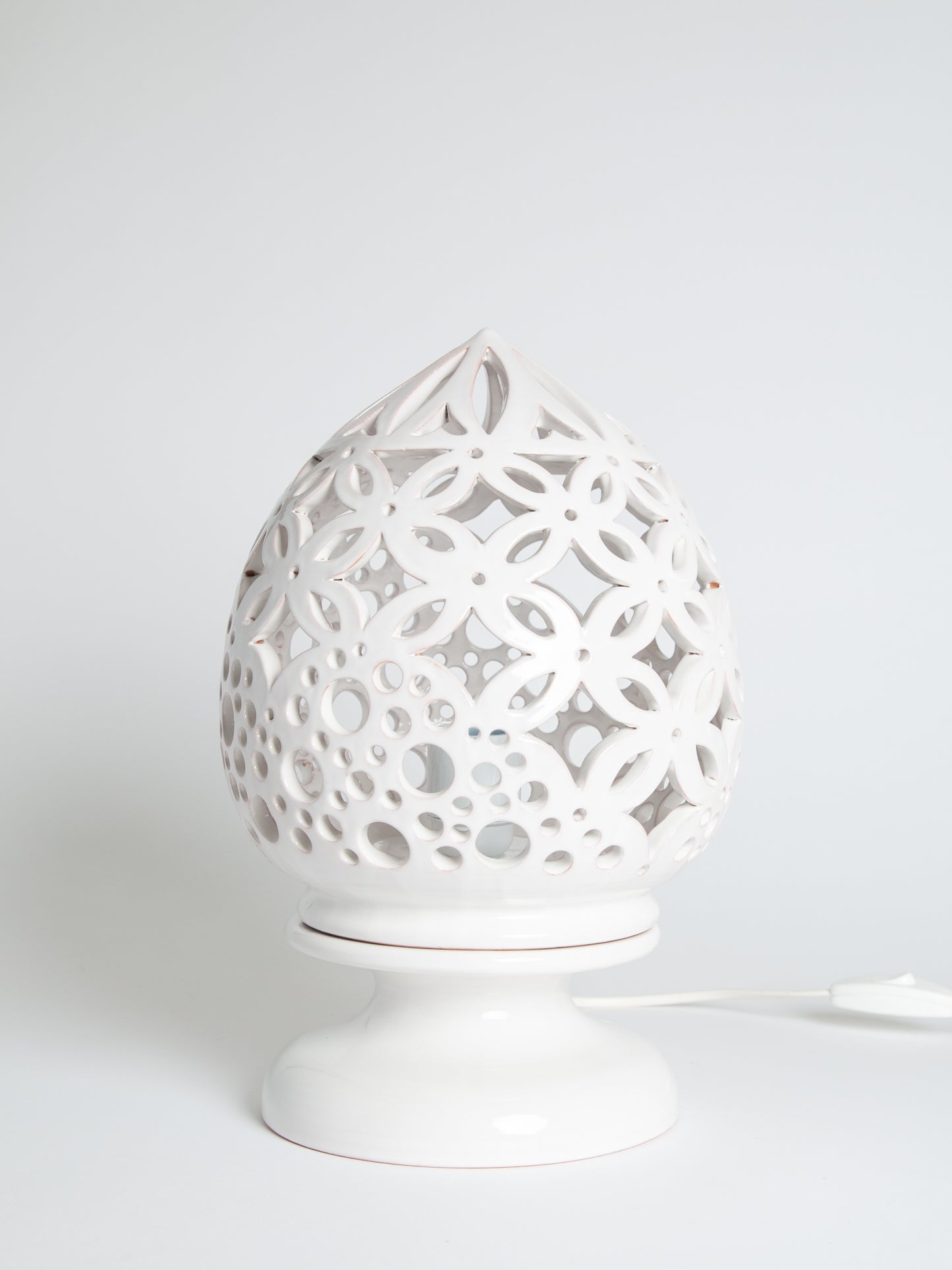Lampada traforata bianca 1